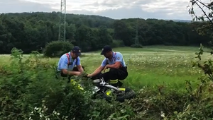 Motorkár nezvládol riadenie. Po ostrej zákrute skončil v priekope