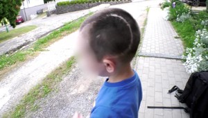 Tyran syna (4) zbil tak, že v nemocnici bojoval o život. Takýto trest mu naparil súd