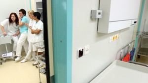 Pacient napadol personál a ničil zariadenie nemocnice