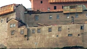 KRÁSNA HÔRKA: Silný vietor strhol strechu!