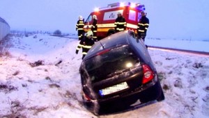 Sneh na cestách. Tehotná vodička (24) skončila v priekope!