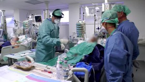 Nemocniciam chýba zdravotnícky personál. V karanténe je vyše 2 500 zdravotníkov