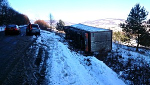 Medzi Margecanmi a Krompachmi sa prevrátil kamión