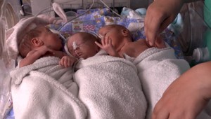 Mamičke sa narodili trojčatá, štát vie finančne podporiť vytvorenie pracovného miesta opatrovateľky