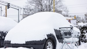 ONLINE: Autá v ľadovej škrupine, chodníky ako zrkadlo. Mrznúci dážď zmenil západ Slovenska na klzisko