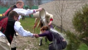 Korbáče a vedrá vody nemusia prospievať zdraviu. Ale sú súčasťou tradície