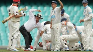 Smrtiaca loptička! Hráč kriketu Hughes (†25) po zásahu do hlavy zomrel