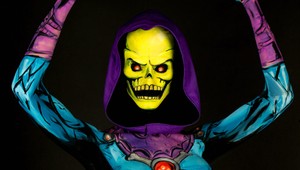 Nahá umelkyňa zo seba robí kreslených superhrdinov