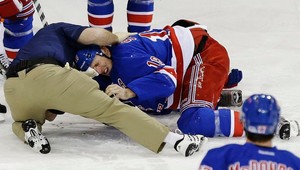 Marc Staal (26) je na tom lepšie, mal by sa zotaviť