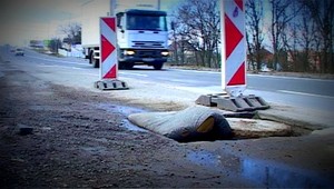 Diera na ceste sa dá zapchať aj matracom, pozrite sa...