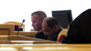 Dobodal svoju manželku v policajnom aute, dostal 16 rokov