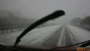 Viete, prečo je lepšie po nehode vystúpiť z auta a ísť za zvodidlá?