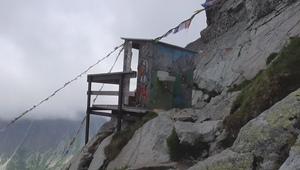 Slávna kadibúdka pod Rysmi je minulosťou. Z hôr ju zniesli dobrovoľní nosiči