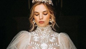 Krásna nevesta v zaujímavých šatách, však? Keď uvidíte TEN detail nižšie, zmeníte názor