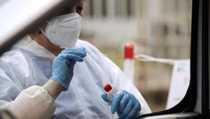 Epidemiológovia aj úradnici si prácu nosia domov. Kontaktom nakazených volajú aj po večeroch