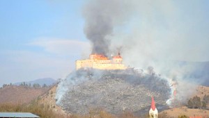 Krásna Hôrka v noci opäť horela. Hasičov ohrozovalo padajúce murivo