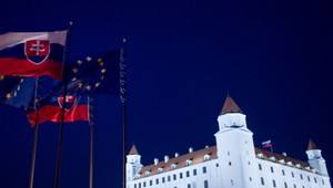 ONLINE. Nočné oslavy u Kisku, hryzenie nechtov u Fica