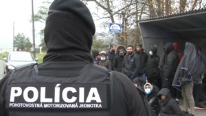 Vedenia polície a rezortu vnútra navštívili stanové mestečko pre migrantov v Kútoch