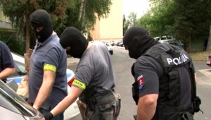 Kukláči robili raziu v byte v Rimavskej Sobote. Má ísť o extrémizmus