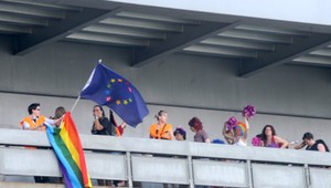 Zákaz vešať dúhové vlajky na štátne budovy sa nezavedie, poslanci návrh nepodporili