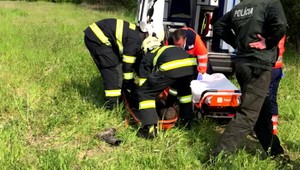 Muž spadol do rokliny, zachránili ho policajti