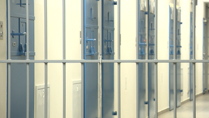 Koronavírus za bránami väzenských múrov: Rodiny a väzni majú strach, hovoria o slabých opatreniach