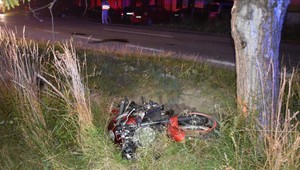 Mladík nezvládol jazdu na motorke, vyletel z cesty