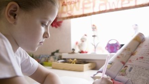 Dievča (9) okradla žena za bieleho dňa. Vytrhla mu mobil z ruky