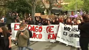 Za znásilnenie 18-ročnej ženy dostala pätica mužov len 9 rokov, ľudia zúria