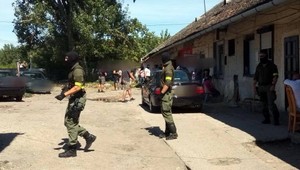 Polícia u nich našla takmer 400 dávok drogy. Zadržaných už obvinili