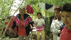 Rómovia všetkých šokovali. Zbúrali im osadu, za pár dní postavili novú!