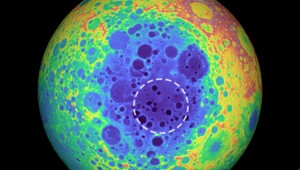 Pod povrchom Mesiaca sa nachádza tajomná masa kovu