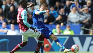 Leicester iba remizoval. Gól a červená pre Vardyho