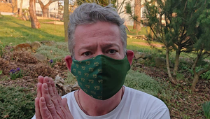 Českí herci vyvádzajú s rúškami! Najprv na prirodzení herečky, teraz na vtákovi jej kolegu?!