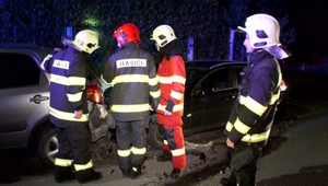 Matka pod vplyvom alkoholu nabúrala do troch áut. Pri nehode sa zranil aj jej 10-ročný syn