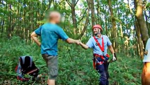 Paraglajdista uviazol na strome, visel viac ako hodinu