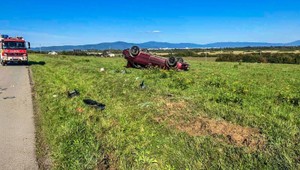 Pri Michalovciach sa prevrátilo auto s deťmi. Príčinou bola zrejme rýchlosť