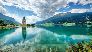 FOTO: Uprostred hladiny sa týči zvonica. Jediné, čo zostalo po zaplavenej dedine