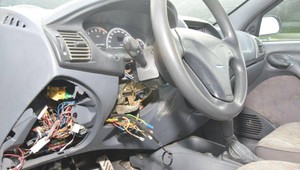 Polícia sa vysmieva zo zlodejov: Vlámali sa do 13 áut, nenaštartovali ani jedno