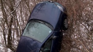 Sneh a teploty pod nulou. Dve autá skončili mimo cesty