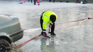 Toto rozhodne nebol dobrý nápad. Autom sa vybrala šantiť na ľad