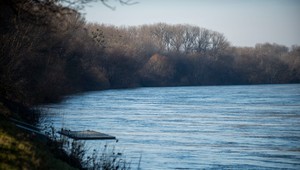 Potápači vytiahli z rieky muža pod vplyvom drog. Po druhej osobe stále pátrajú