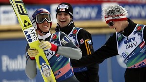 Rakúšania obhájili zlaté medaily v súťaži skokanov družstiev