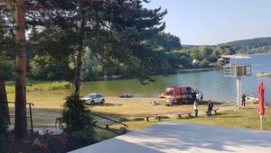 Tragédia na Domaši: Pod hladinou vody zmizol 20-ročný mladík. Potápači ho našli bez známok života