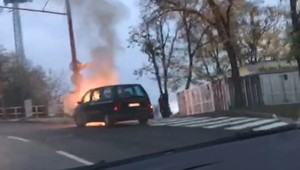 VIDEO: V Bratislave sa pri ceste vznietilo osobné auto. Dopravu riadili policajti