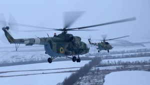 Ukrajine sme darovali päť vrtuľníkov a muníciu do raketometov. Štáb TV JOJ nakrútil nočný konvoj