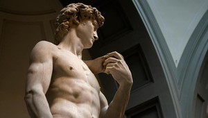 Dávidova socha v ohrození: Stačí náklon a zrúti sa!