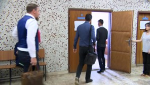 Prípad razie v Moldave nad Bodvou: Obžalovaný Leonardo ani policajt, ktorý je svedkom, na súd neprišli