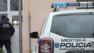 Mestskí policajti zachránili ľudský život. Bezvládne telo muža našli ležať náhodní okoloidúci