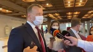 Reči Borisa Kollára o neočkovaných sú nechutné. Je kam vietor, tam plášť a nadbieha voličom, reagujú odborníci